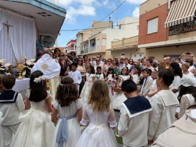 Decenas de niños de comunión procesionan en San Pedro y Lo Pagán con motivo del Corpus Christi 2019 - 1, Foto 1