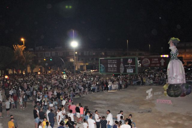 Cientos de vecinos disfrutan la noche de San Juan con la quema de la hoguera municipal en San Pedro del Pinatar - 1, Foto 1