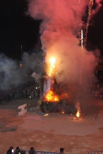 Cientos de vecinos disfrutan la noche de San Juan con la quema de la hoguera municipal en San Pedro del Pinatar - 2, Foto 2