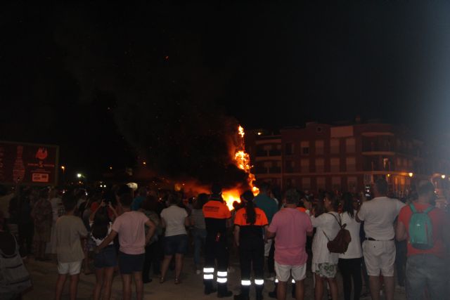 Cientos de vecinos disfrutan la noche de San Juan con la quema de la hoguera municipal en San Pedro del Pinatar - 3, Foto 3