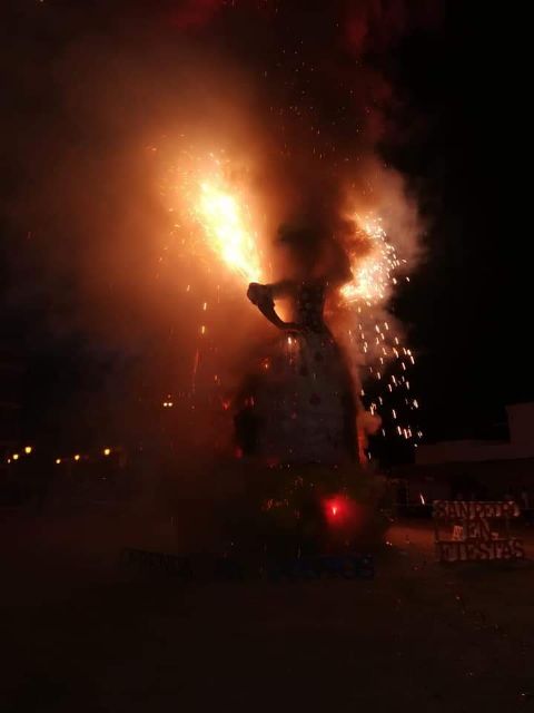 Cientos de vecinos disfrutan la noche de San Juan con la quema de la hoguera municipal en San Pedro del Pinatar - 4, Foto 4