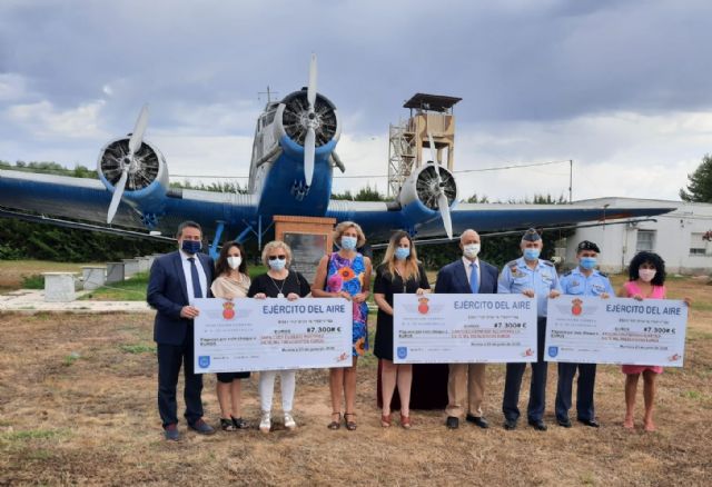 El AMPA del Colegio Eusebio Martínez, la Asociación Murciana de Fibrosis Quística y  Cáritas Castrense reciben 21.900 euros recaudados en la Carrera Base Aérea de Alcantarilla - 4, Foto 4