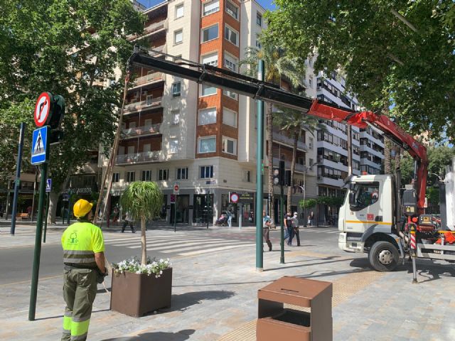 Más de 200 maceteros con 30.000 flores decoran las calles de Murcia - 2, Foto 2