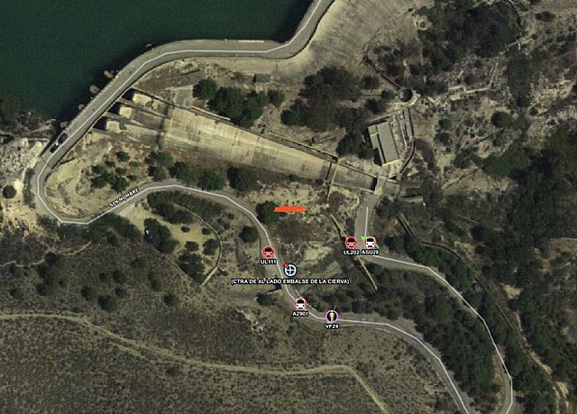 Rescatan a los tres ocupantes de un coche que ha caído por un terraplén en Mula - 1, Foto 1