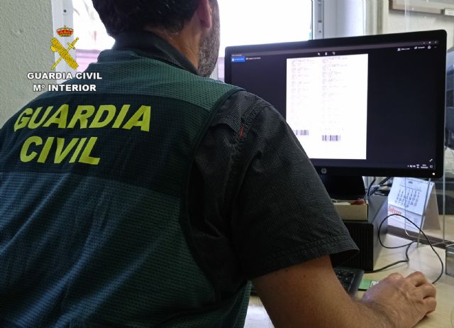 La Guardia Civil investiga a una joven por utilizar tarjetas bancarias de un septuagenario para compras online - 1, Foto 1