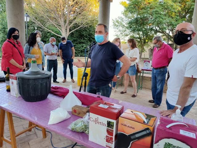 Once años de tradición elaborando vino de nueces - 3, Foto 3