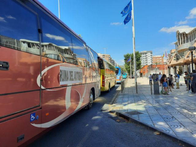 Una caravana de autobuses escolares traslada sus reivindicaciones a la Asamblea Regional con una sonora pitada - 1, Foto 1