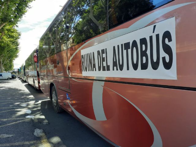 Una caravana de autobuses escolares traslada sus reivindicaciones a la Asamblea Regional con una sonora pitada - 2, Foto 2