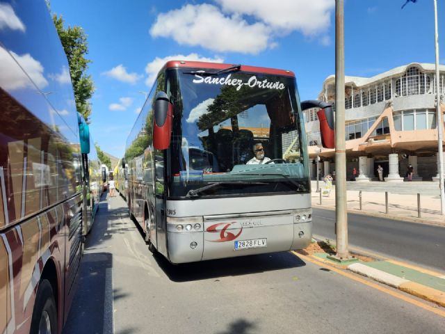 Una caravana de autobuses escolares traslada sus reivindicaciones a la Asamblea Regional con una sonora pitada - 3, Foto 3
