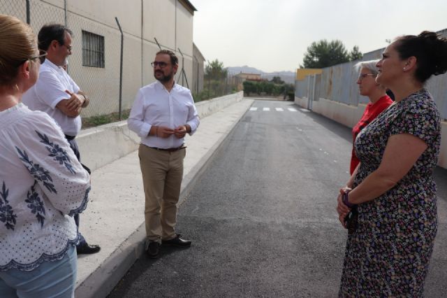 El alcalde de Lorca visita la nueva carretera de acceso al Colegio Público de El Consejero que evitará que los niños y niñas sigan atravesando una rambla para acudir a clase - 1, Foto 1