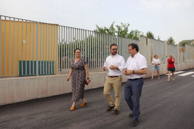 El alcalde de Lorca visita la nueva carretera de acceso al Colegio Público de El Consejero que evitará que los niños y niñas sigan atravesando una rambla para acudir a clase - 2, Foto 2
