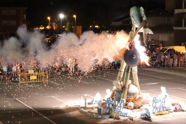 Cientos de pinatarenses disfrutan de la noche de San Juan con la quema de la hoguera municipal - 1, Foto 1