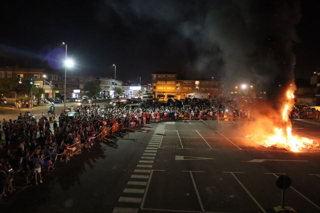 Cientos de pinatarenses disfrutan de la noche de San Juan con la quema de la hoguera municipal - 2, Foto 2