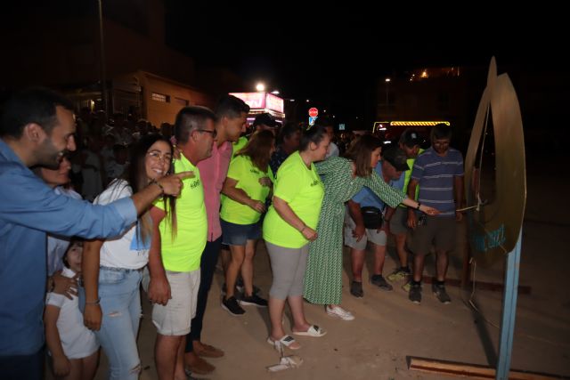 Multitudinaria quema de San Juan en la hoguera de la calle Murcia - 1, Foto 1