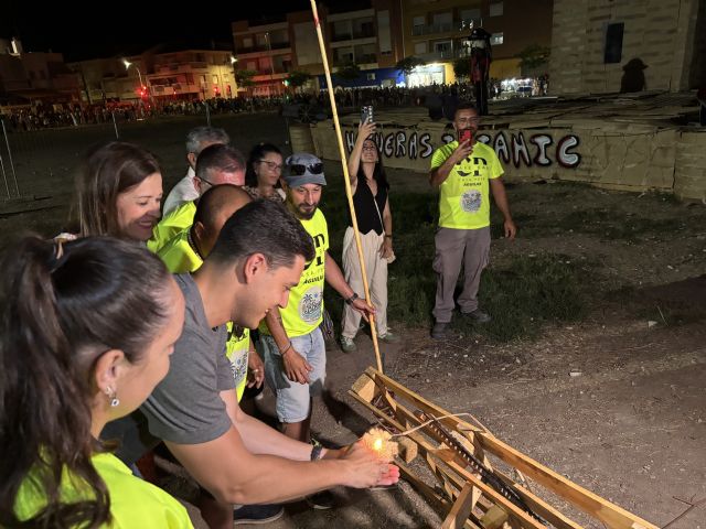 El ambiente festivo vuelve a llenar las calles de Águilas en la Noche de San Juan - 2, Foto 2
