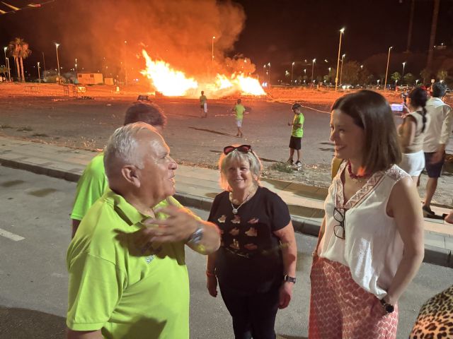 El ambiente festivo vuelve a llenar las calles de Águilas en la Noche de San Juan - 4, Foto 4