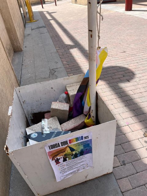 Lorcaíris denuncia un nuevo ataque a la bandera LGTBIQ+ en pleno mes del Orgullo - 1, Foto 1