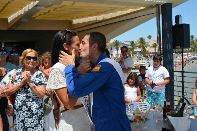 El solo de la Patrulla Åguila pide matrimonio a su novia tras la exhibición aérea hoy en Santiago de la Ribera - 2, Foto 2