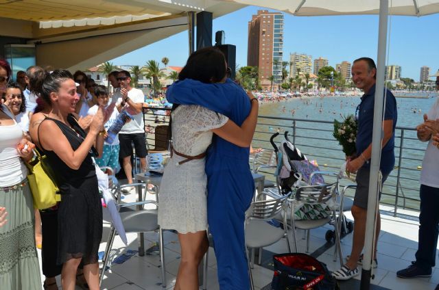 El solo de la Patrulla Åguila pide matrimonio a su novia tras la exhibición aérea hoy en Santiago de la Ribera - 4, Foto 4