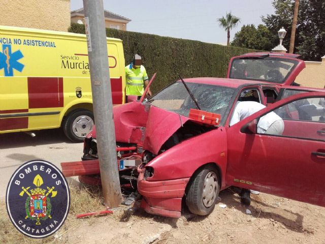 Bomberos de Cartagena rescatan a una persona atrapada en su vehiculo tras un accidente de trafico en El Albujon - 1, Foto 1