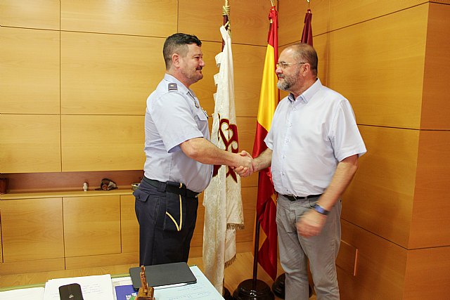 The mayor dismisses the commander of EVA-13, and thanks him for the services provided in the municipality and his institutional collaboration during the last years, Foto 2