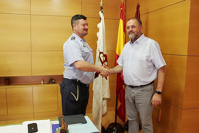 The mayor dismisses the commander of EVA-13, and thanks him for the services provided in the municipality and his institutional collaboration during the last years, Foto 3