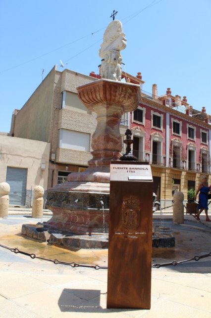 They install a bronze replica of the Juan de Uzeta Fountain with a QR code that offers added information about this monument and a braille reader for the visually impaired, Foto 4