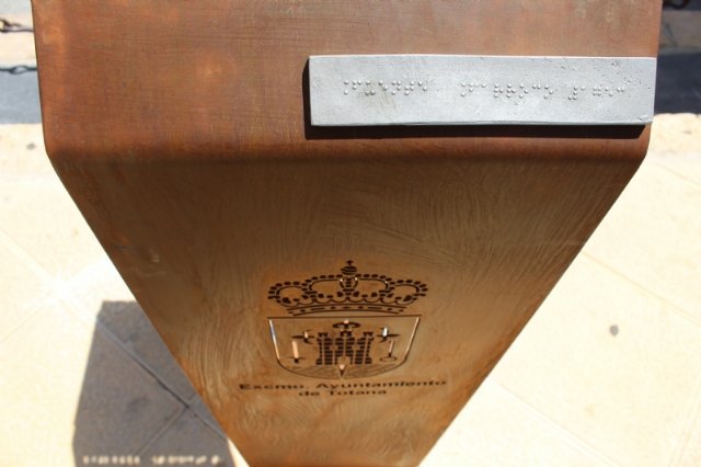 They install a bronze replica of the Juan de Uzeta Fountain with a QR code that offers added information about this monument and a braille reader for the visually impaired, Foto 5