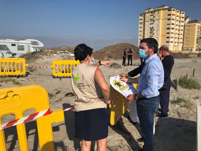 Antonio Luengo visita el nido de tortuga boba en La Manga - 1, Foto 1
