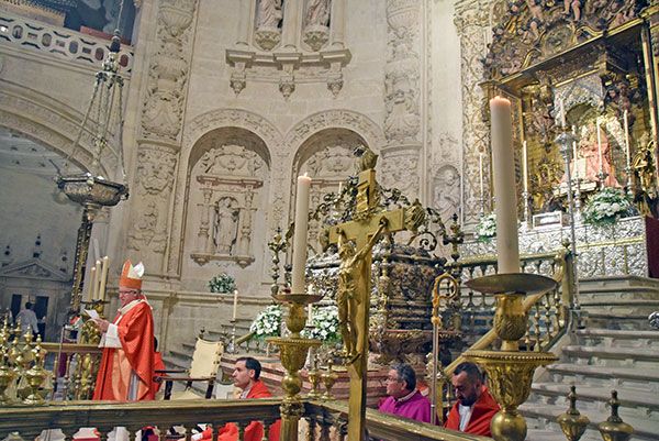 La nueva Junta Superior del Consejo General de Hermandades y Cofradías de la ciudad de Sevilla, que preside Francisco Vélez de Luna, ha tomado posesión de sus cargos en la Capilla Real - 2, Foto 2