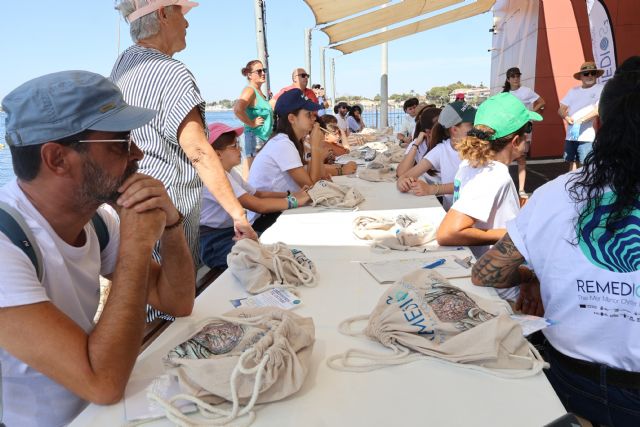 Más de 30 familias participan en San Pedro del Pinatar en la Jardinería de ostras para conocer el papel de estos bivalvos en el Mar Menor - 1, Foto 1