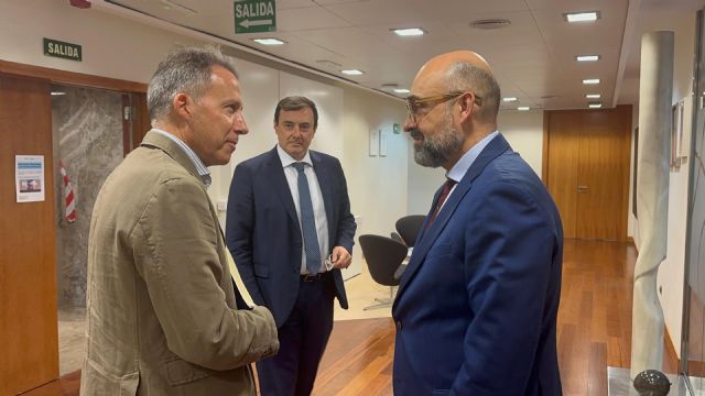 El alcalde obtiene el compromiso del presidente de ADIF de estudiar alternativas para salvar el cauce de la rambla de Torrecilla, como solicitan los vecinos afectados - 1, Foto 1