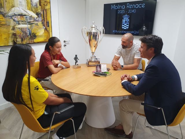 El alcalde recibe a las molinenses Julia Gil y Jimena Moreno, campeonas de Espa&ntilde;a de fútbol playa con la Selección Murciana Sub-17 - 2, Foto 2