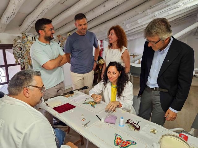 Un nuevo programa de empleo forma en Caravaca a profesionales del bordado en seda y oro para garantizar el relevo generacional