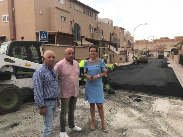 Las obras de mejora de la calzada y la red de aguas de la calle Democracia y adyacentes se encuentran ya en su última fase - 1, Foto 1