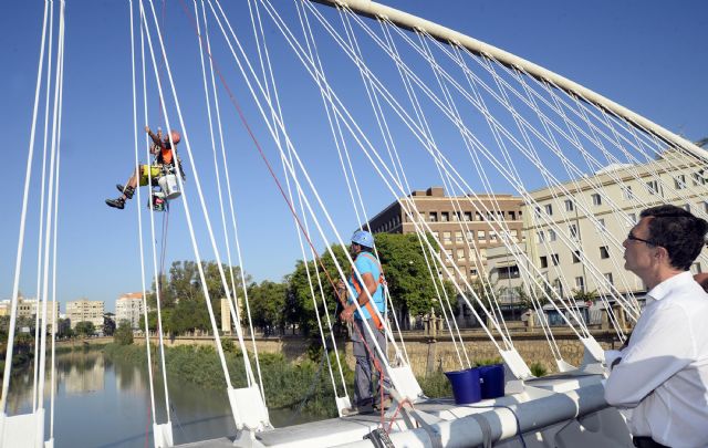 El Ayuntamiento despliega un plan de limpieza integral de los nueve puentes del Río Segura para que luzcan una mejor imagen - 1, Foto 1