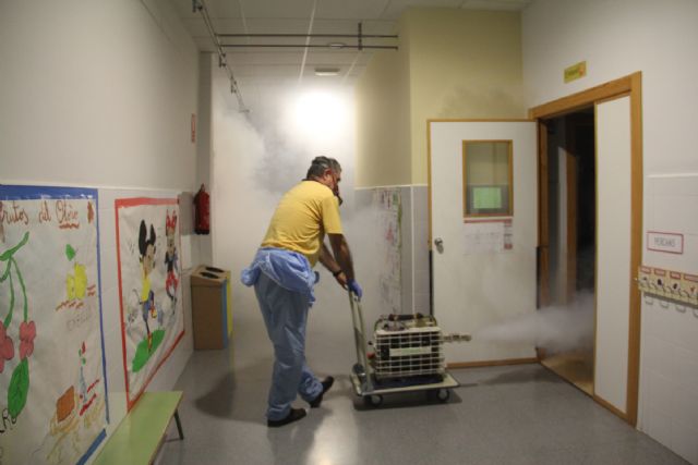 El Ayuntamiento ejecuta labores de desinsectación y desinfección en todos los colegios públicos del municipio - 1, Foto 1