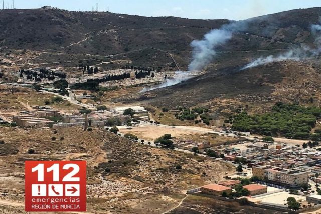 Efectivos de Bomberos y Protección Civil trabajan en la extinción de un incendio en las inmediaciones de la barriada de Lo Campano - 1, Foto 1