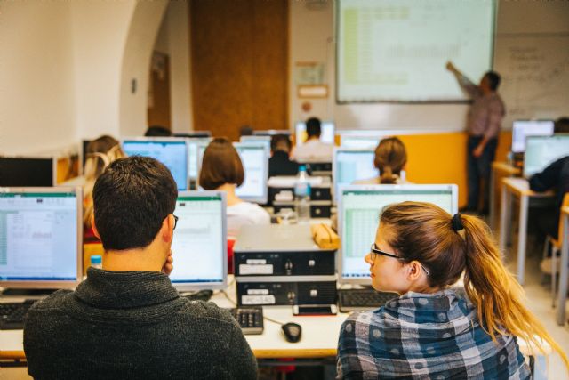 La Facultad de Ciencias de la Empresa contará con un aula SAGE con software de gestión contable para pymes - 1, Foto 1