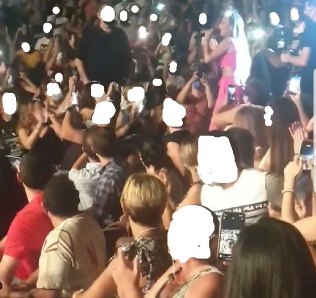 Juntos y revueltos en las fiestas de Las Torres de Cotillas. No se guarda la distancia de seguridad en conciertos y galas de los festejos locales - 2, Foto 2