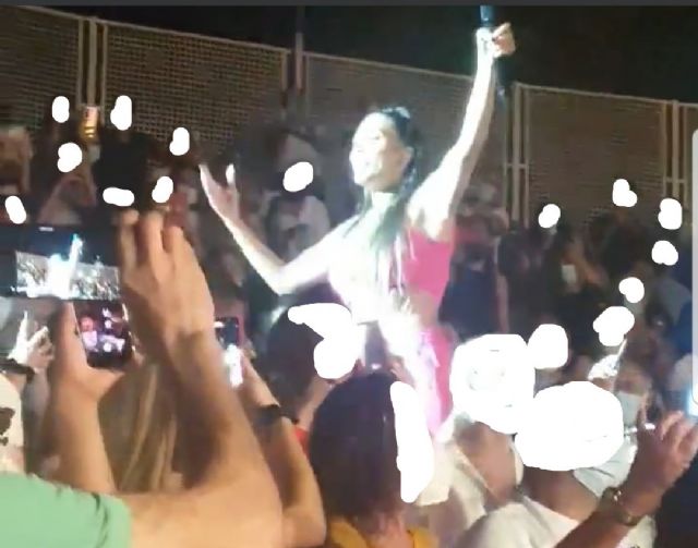 Juntos y revueltos en las fiestas de Las Torres de Cotillas. No se guarda la distancia de seguridad en conciertos y galas de los festejos locales - 3, Foto 3
