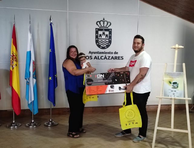 El Ayuntamiento de Los Alcázares cierra la campaña “El Mundo” con la entrega de un patinete eléctrico - 1, Foto 1