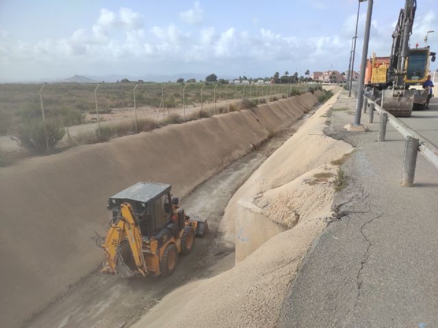 El Ayuntamiento de Los Alcázares refuerza las labores de mantenimiento de canales y redes de pluviales - 1, Foto 1