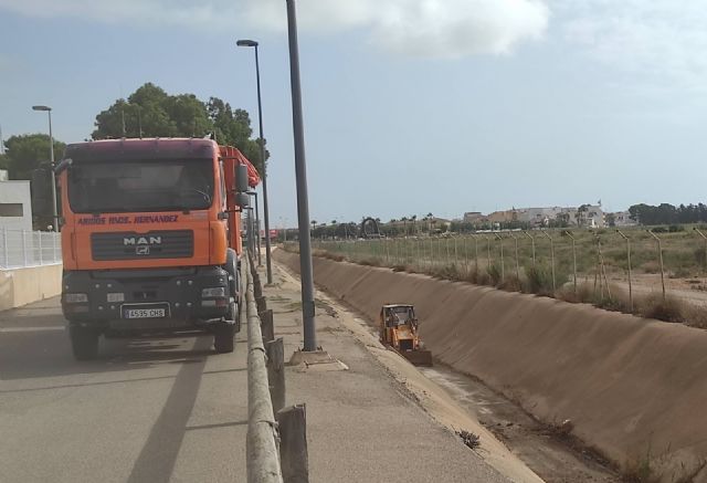 El Ayuntamiento de Los Alcázares refuerza las labores de mantenimiento de canales y redes de pluviales - 2, Foto 2