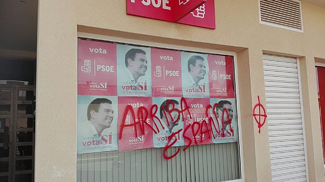 El PSOE de Torre Pacheco condena la aparición de pintadas fascistas en su sede - 1, Foto 1