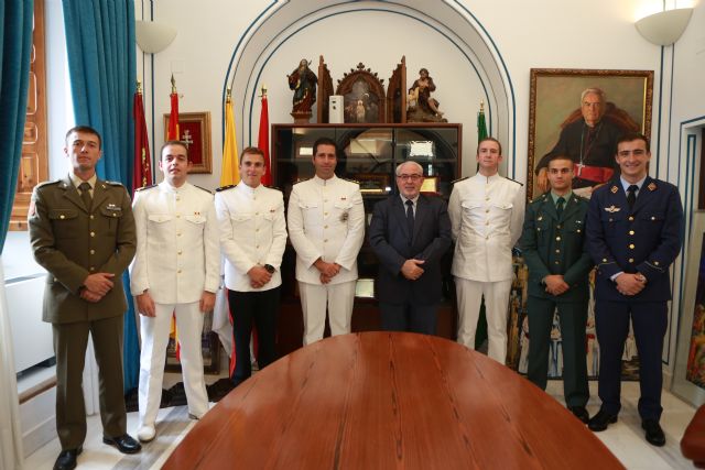 La UCAM beca a los números uno de las Fuerzas Armadas y la Guardia Civil en el Máster en Derecho Militar - 1, Foto 1