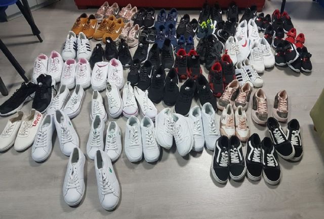 Policía Local decomisa 56 pares de zapatillas de imitación en el mercadillo de Cabo de Palos - 1, Foto 1