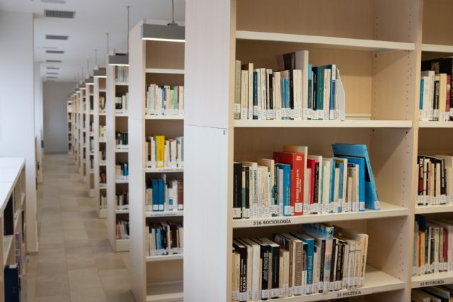 El ayuntamiento dona una selección de libros a la biblioteca toledana que perdió sus fondos bibliográficos en una riada, Foto 1
