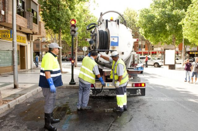 El Ayuntamiento intensifica la limpieza de imbornales de la red de drenaje para minimizar el impacto de ´La gota fría´ - 1, Foto 1