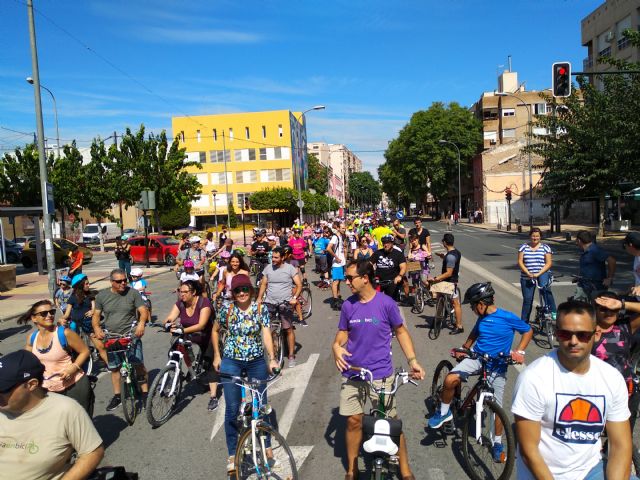 Alrededor de 400 personas participaron en la bicifestación organizada por Murcia en Bici durante su XIII semana de la bici - 1, Foto 1